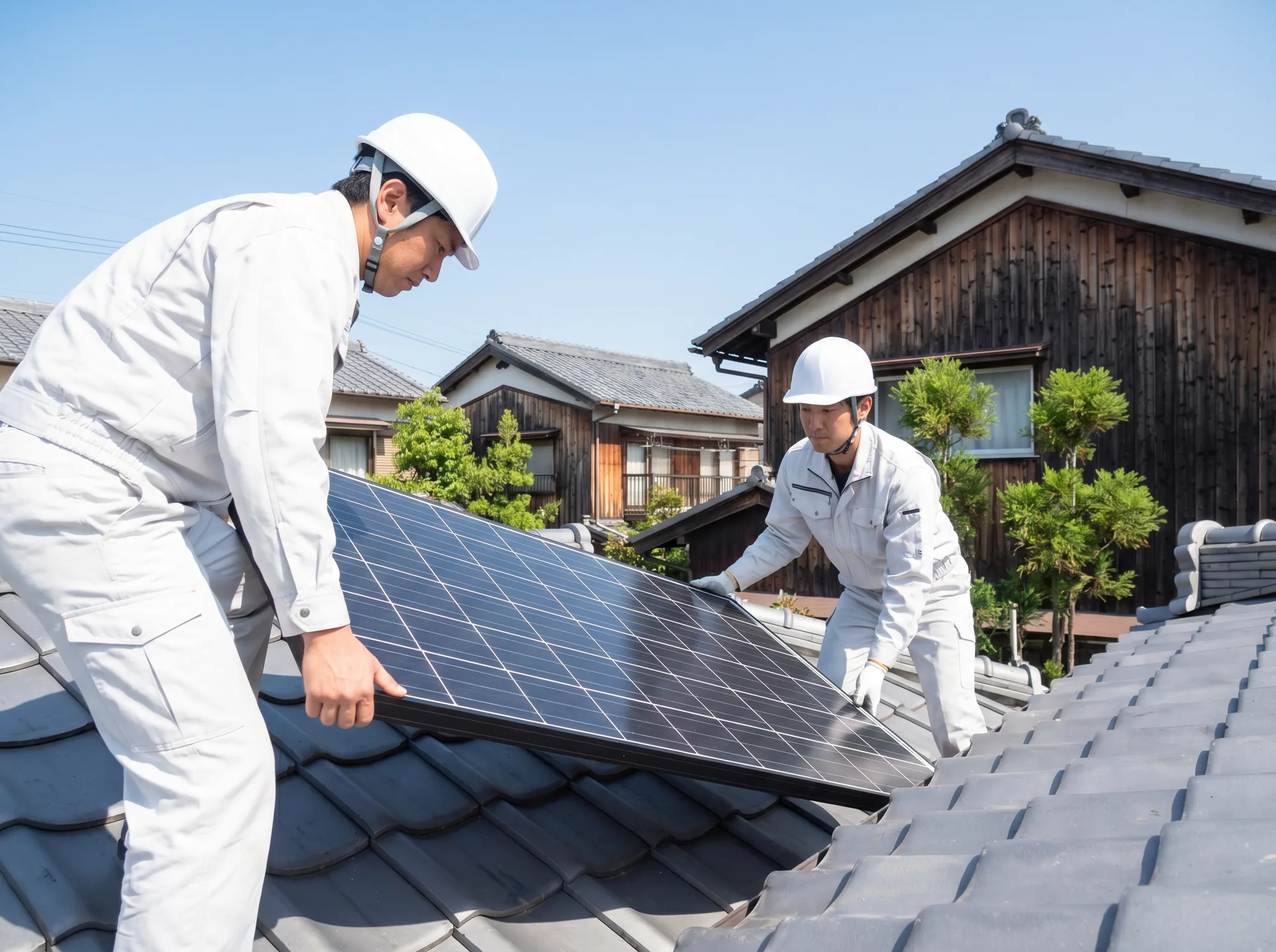 太陽光パネルを丁寧に設置する施工チーム